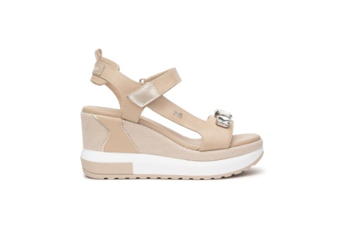 An image of Nero Giardini 'E510685D' wedge sandal - platino