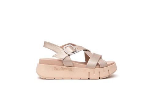 An image of Nero Giardini 'E513697D' chunky sandal - golden sand