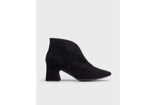 An image of Wonders 'I-9013' suede ankle boot - black 
